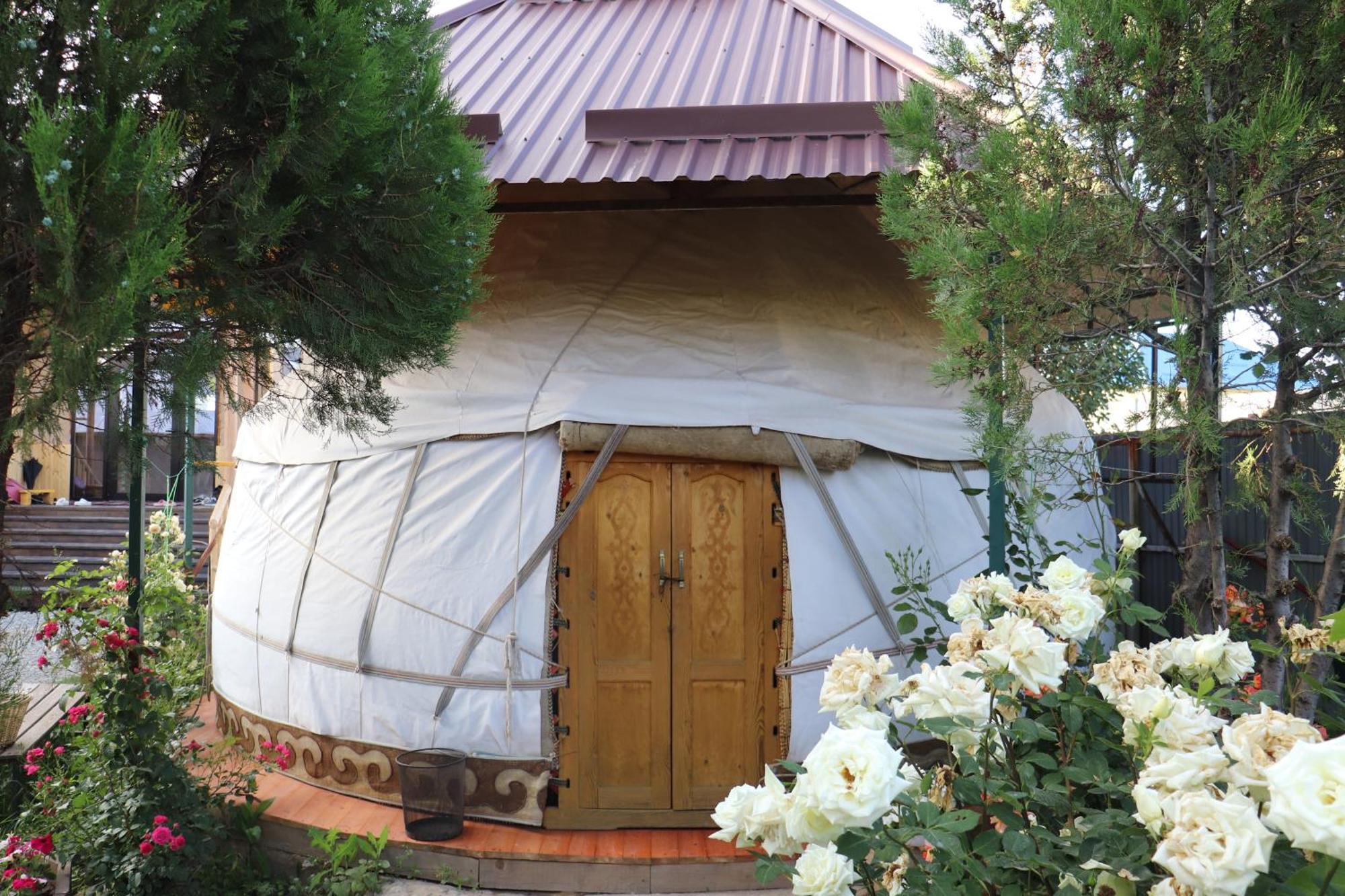 Happy Nomads Yurts & Hostel Karakol Exterior foto